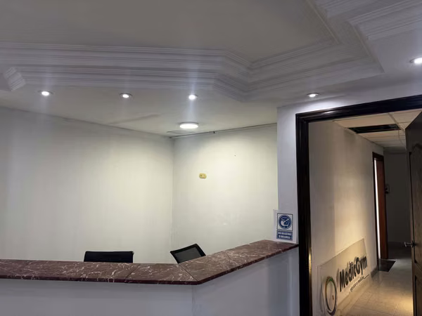 Local Offices ,HIGH VIEW SPA or DIstributor  in Marbella - 260 m2 - High Visibility - 3 Connected Offices