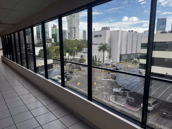 Local Offices ,HIGH VIEW SPA or DIstributor  in Marbella - 260 m2 - High Visibility - 3 Connected Offices