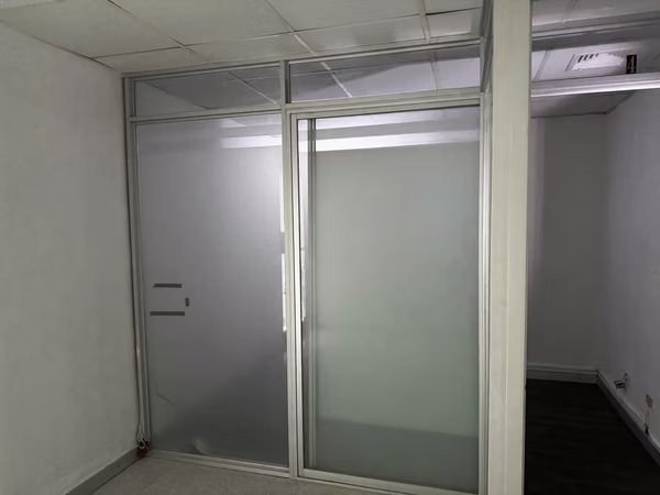 Local Offices ,HIGH VIEW SPA or DIstributor  in Marbella - 260 m2 - High Visibility - 3 Connected Offices