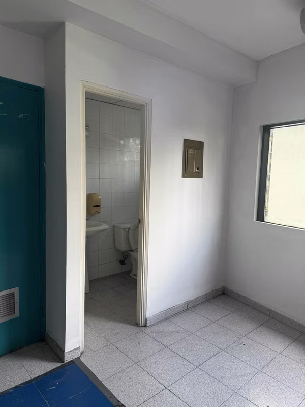 Local Offices ,HIGH VIEW SPA or DIstributor  in Marbella - 260 m2 - High Visibility - 3 Connected Offices