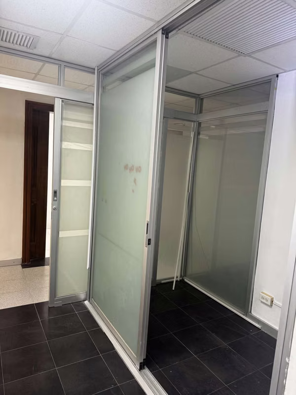 Local Offices ,HIGH VIEW SPA or DIstributor  in Marbella - 260 m2 - High Visibility - 3 Connected Offices