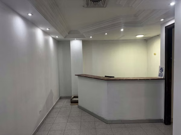 Local Offices ,HIGH VIEW SPA or DIstributor  in Marbella - 260 m2 - High Visibility - 3 Connected Offices