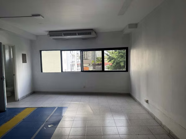 Local Offices ,HIGH VIEW SPA or DIstributor  in Marbella - 260 m2 - High Visibility - 3 Connected Offices