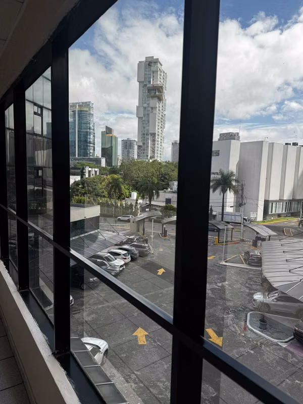 Local Offices ,HIGH VIEW SPA or DIstributor  in Marbella - 260 m2 - High Visibility - 3 Connected Offices