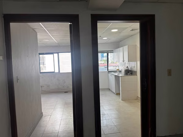 Local Offices ,HIGH VIEW SPA or DIstributor  in Marbella - 260 m2 - High Visibility - 3 Connected Offices