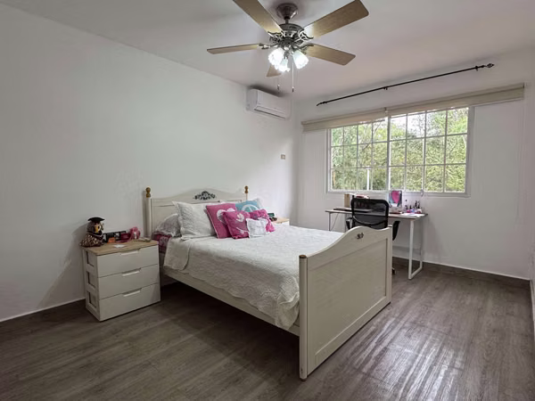 Vendo Espaciosa Residencia en Costa del Este - Costa Azul