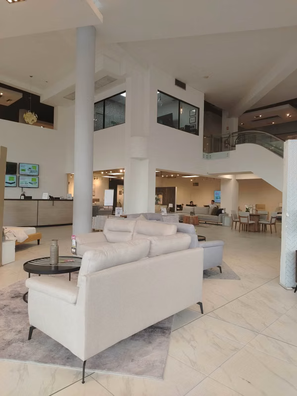 SE VENDE EDIFICIO COMPLETO EN VÍA ESPAÑA