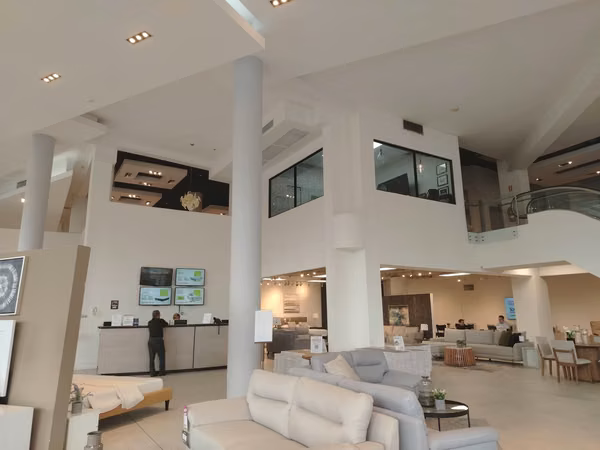 SE VENDE EDIFICIO COMPLETO EN VÍA ESPAÑA
