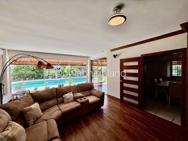 For Sale House in Villa Lucre