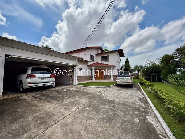 Se Vende Casa con Pisicna en Villa Lucre