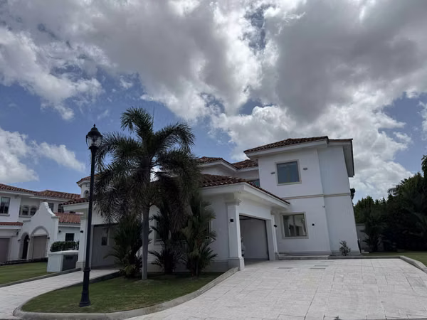 Vendo Residencia en Santa Maria Golf & Country Club
