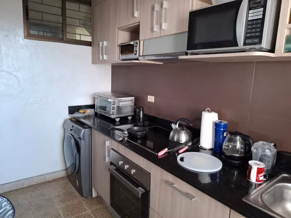3 bedroom apartment sold, Ave. October 12