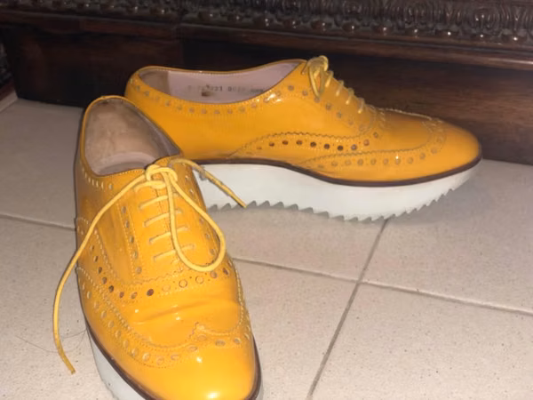 PRETTY YELLOW SLIPPERS