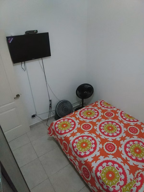 RENT NICE ROOM NEAR METRO CARMEN CHURCH