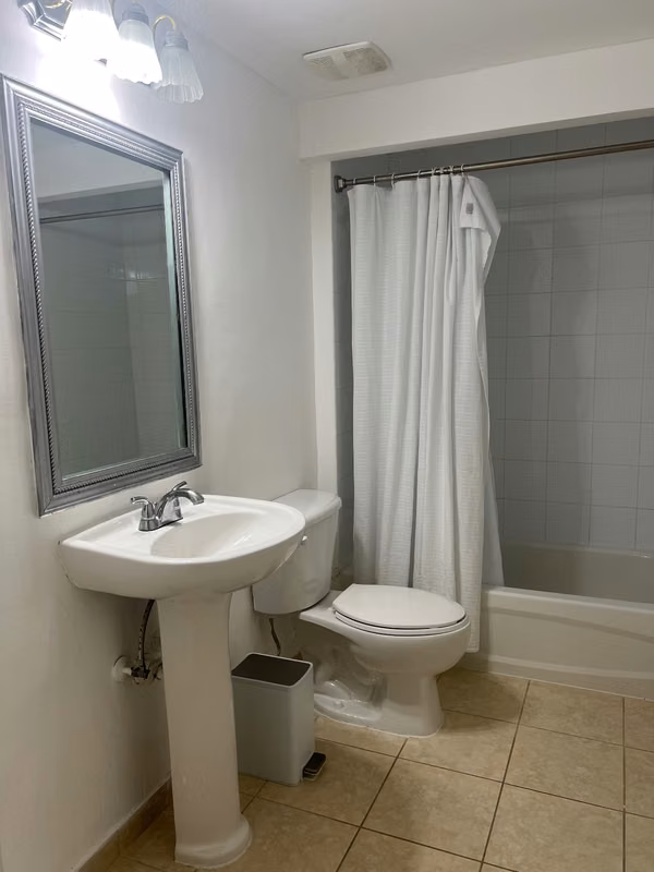 RENT NICE ROOM NEAR METRO CARMEN CHURCH
