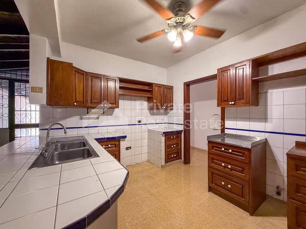 Commercial house for rent in Bellavista Calle 40 East