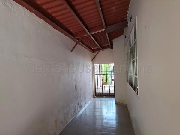 Venta de Casa con 367 m2 de Terreno en Brisas del Golf 26-8169GG