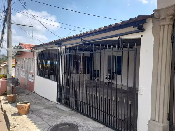 Selling house in Monte view steps from the station of Metro Arraiján