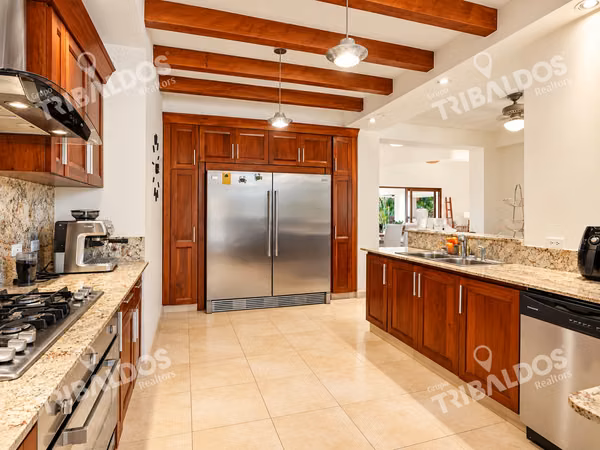 House for Sale in Buenaventura with 8 Bedrooms, Pool, and Jacuzzi
