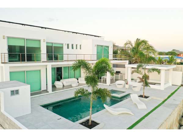 Venta de casa de playa con piscina y amoblada | Nueva Gorgona, Chame