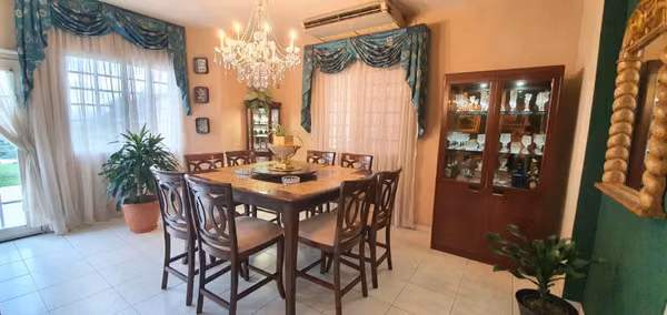 Venta de amplia y hermosa casa en El Doral – Altos del Bosque