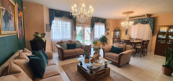 Venta de amplia y hermosa casa en El Doral – Altos del Bosque