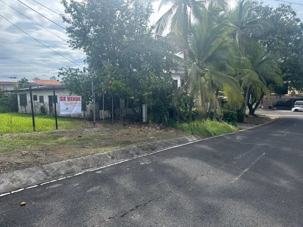 Land for sale in Parque Lefevre