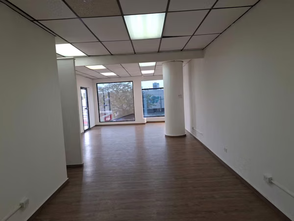 Alquilo Local Comercial Remodelado 100 mts / PLAZA AVENTURA / OFERTA