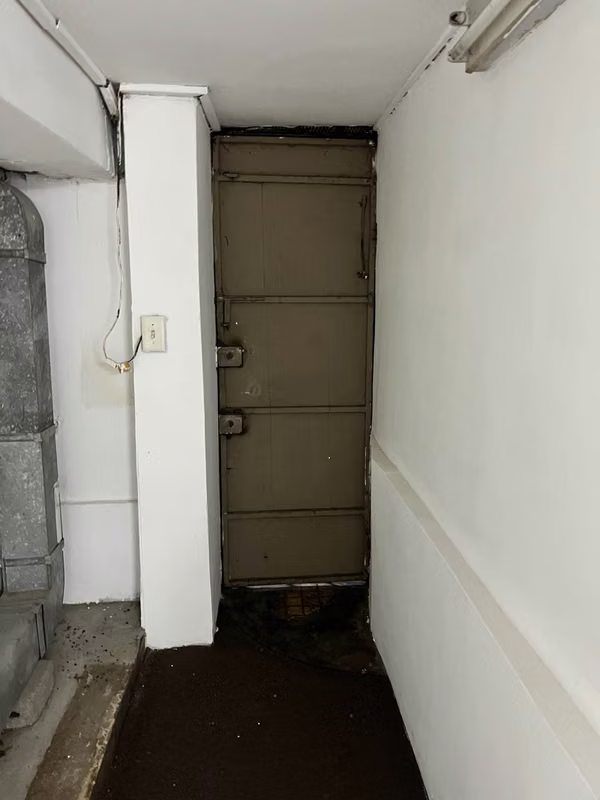 Commercial Local Sold in the Main Way of the Dead Tomb