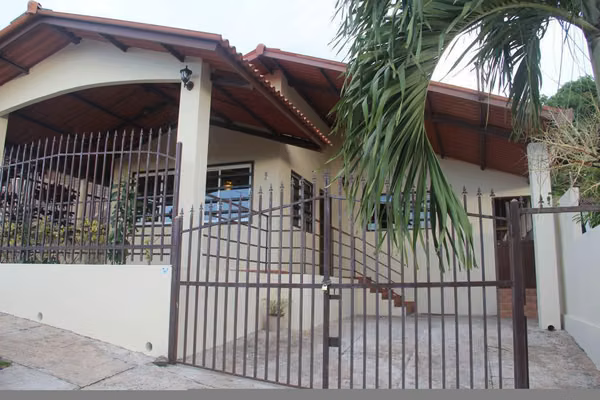 House for Sale in La Gloria – Betania | 330 m² Lot / 4 Bedrooms / 3 Bathrooms / 1 Parking
