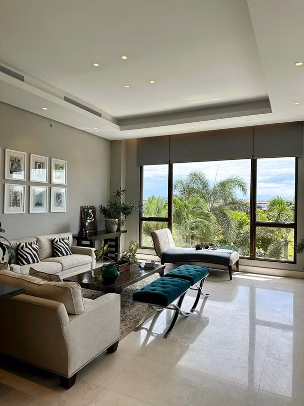 Residencia Exclusiva en Santa María / Vista al lago
