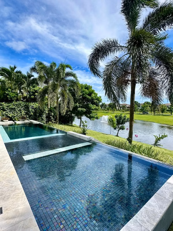 Residencia Exclusiva en Santa María / Vista al lago