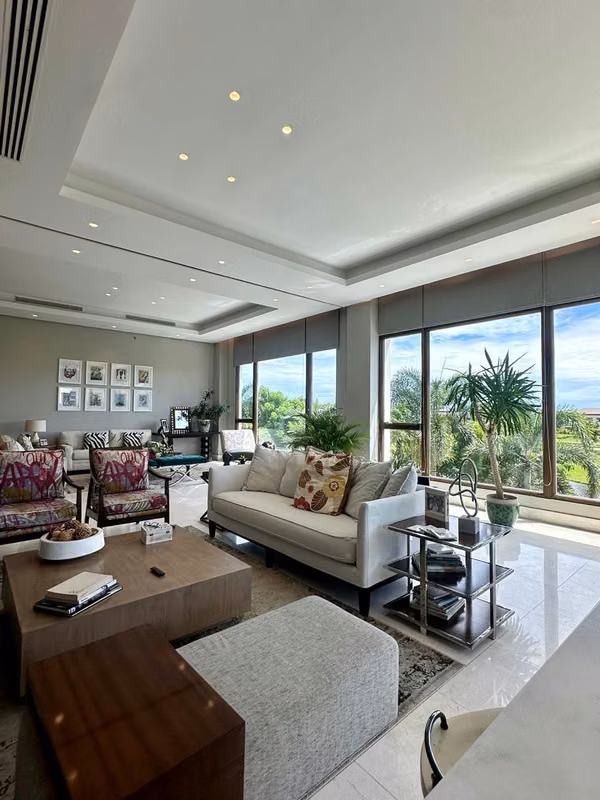 Residencia Exclusiva en Santa María / Vista al lago