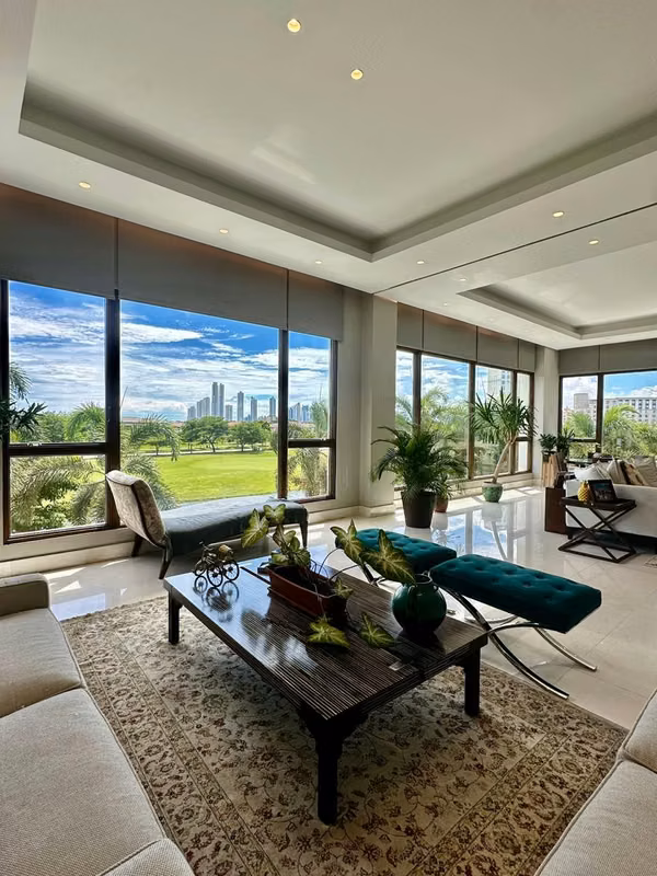 Exclusive residence in Santa Maria / Lake view