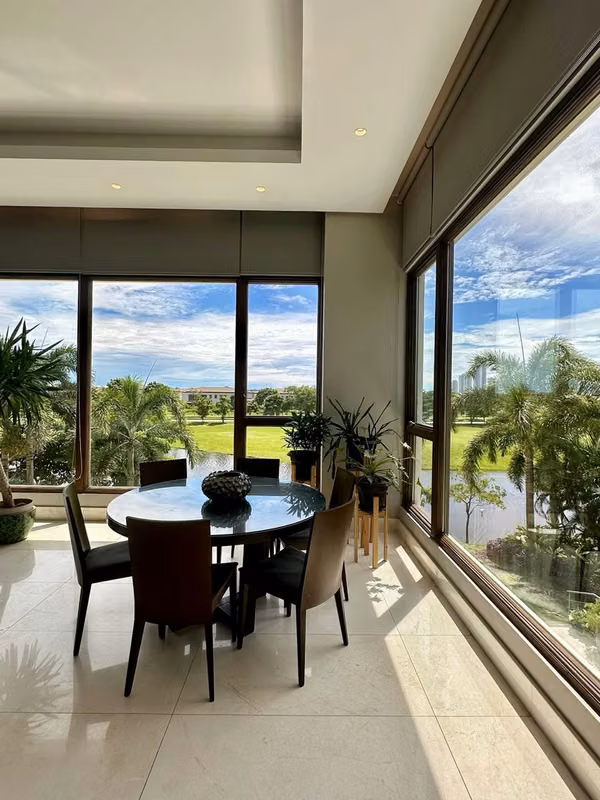Residencia Exclusiva en Santa María / Vista al lago