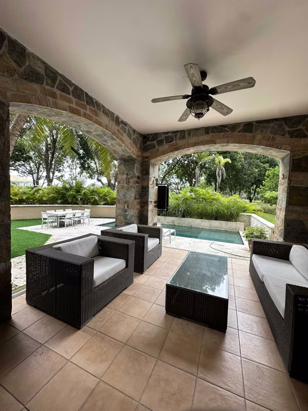 En Venta – Apartamento de Lujo con Jardín y Piscina Privada en Buenaventura,