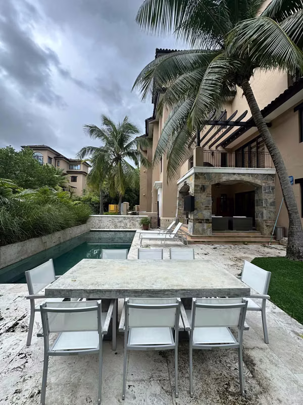 En Venta – Apartamento de Lujo con Jardín y Piscina Privada en Buenaventura,