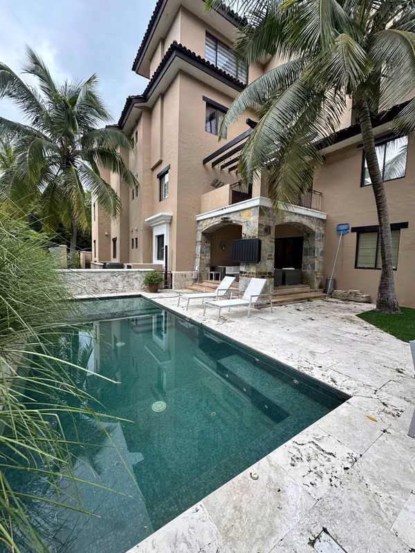 En Venta – Apartamento de Lujo con Jardín y Piscina Privada en Buenaventura,