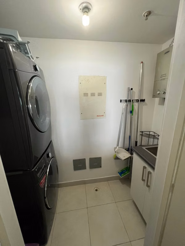 Apartamento full amoblado con vista al mar – Av Balboa.