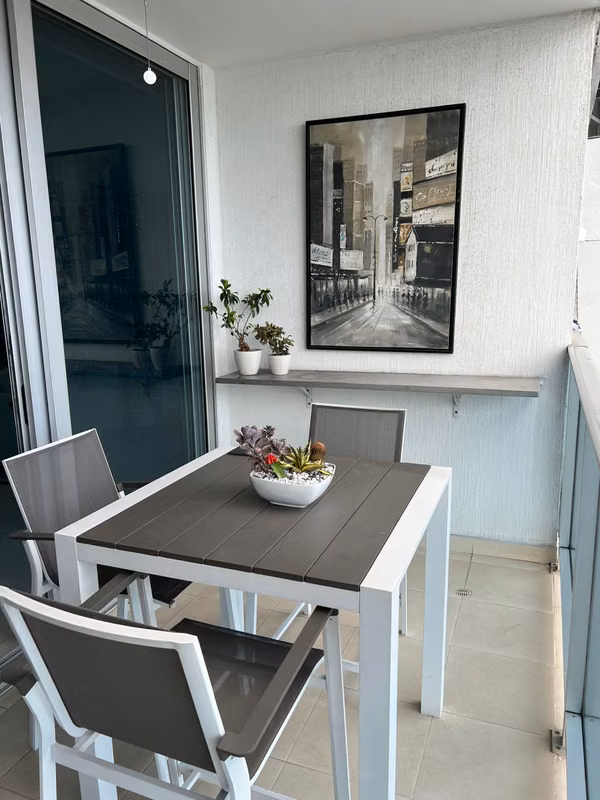 Apartamento full amoblado con vista al mar – Av Balboa.