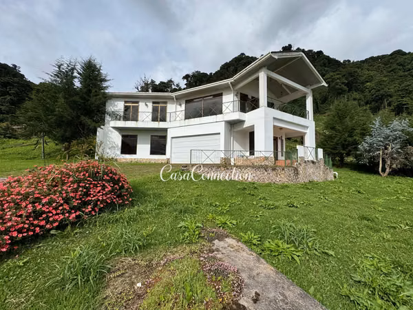 HOUSE FOR SALE AT BELOW APPRAISAL PRICE WITH VIEWS TO THE MOUNTAINS