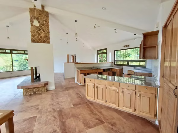 HOUSE FOR SALE AT BELOW APPRAISAL PRICE WITH VIEWS TO THE MOUNTAINS
