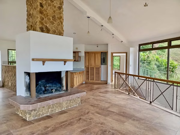 HOUSE FOR SALE AT BELOW APPRAISAL PRICE WITH VIEWS TO THE MOUNTAINS