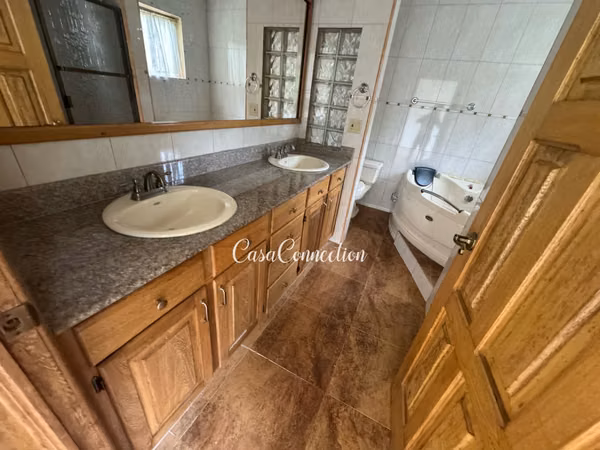 HOUSE FOR SALE AT BELOW APPRAISAL PRICE WITH VIEWS TO THE MOUNTAINS