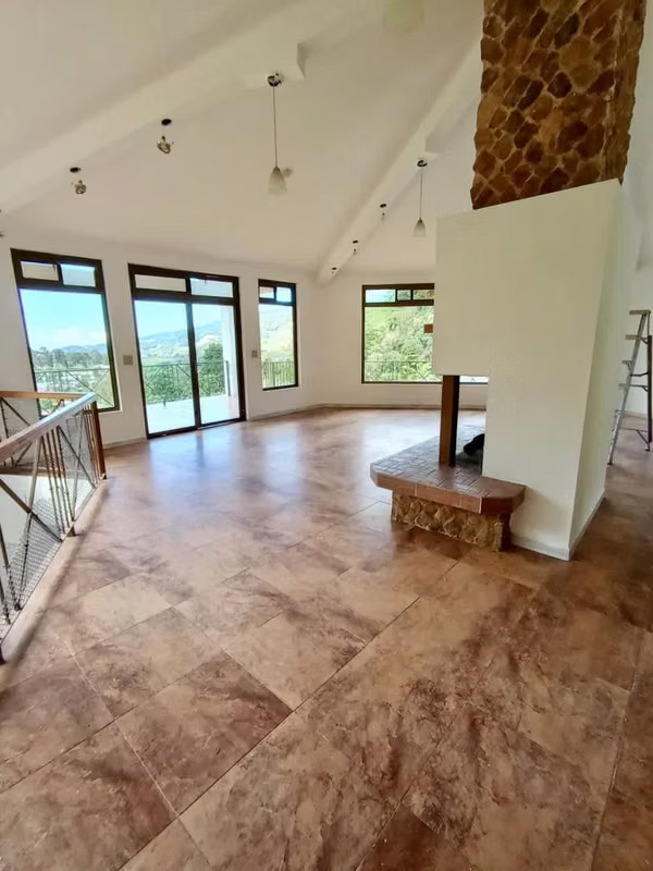 HOUSE FOR SALE AT BELOW APPRAISAL PRICE WITH VIEWS TO THE MOUNTAINS