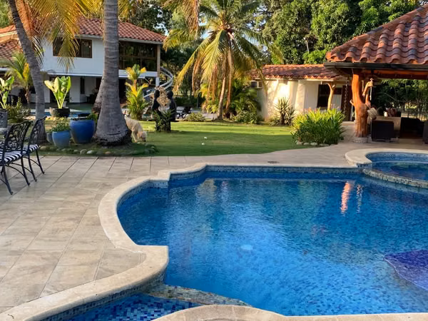 SE VENDE  CASA AMOBLADA EN CORONADO GOLF CON PISCINA Y CASA DE EMPLEADO