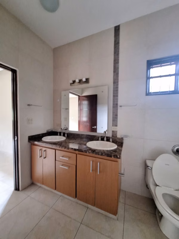 Se vende casa en Embassy Club Negociable
