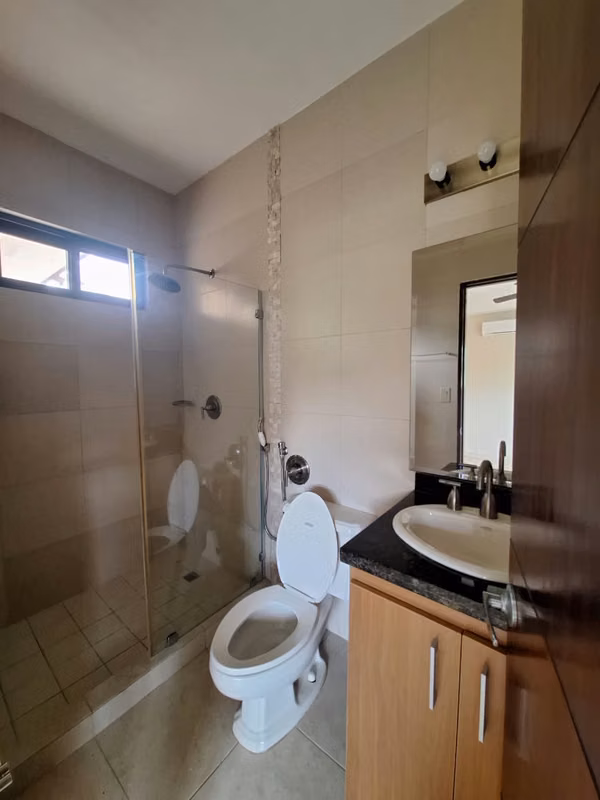 Se vende casa en Embassy Club Negociable