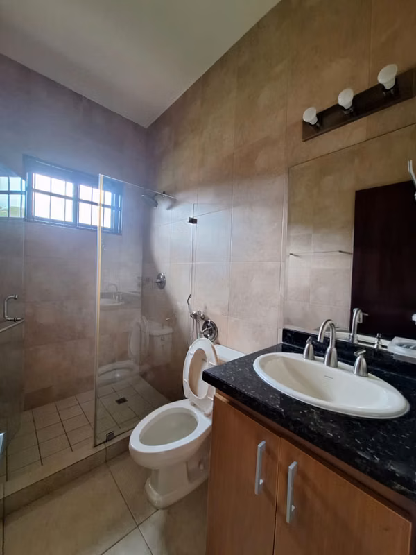 Se vende casa en Embassy Club Negociable