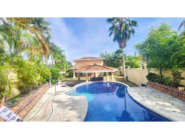 VENTA DE AMPLIA CASA CON PISCINA EN COSTA DEL ESTE